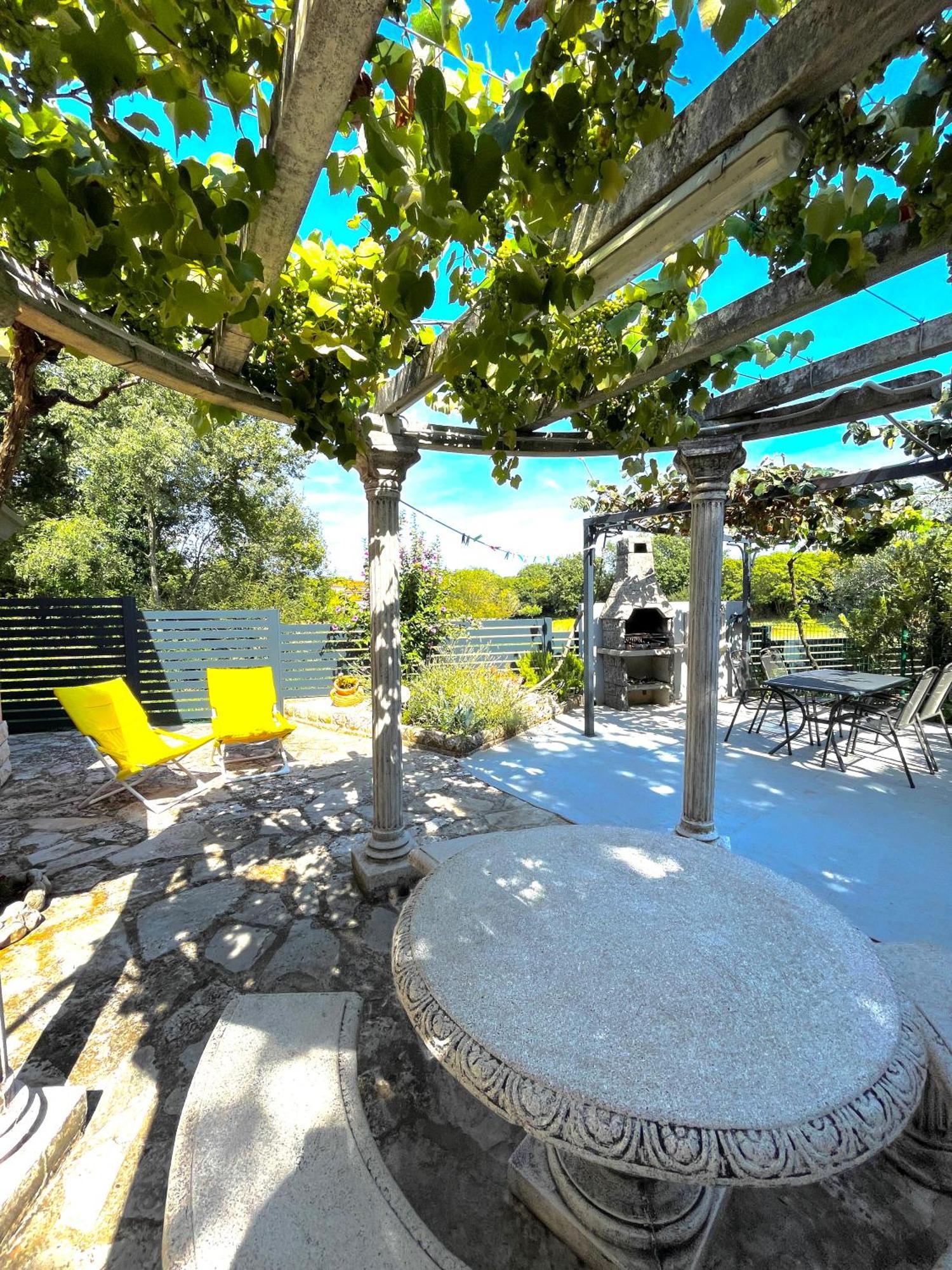 Sea Heaven Apartment Ровин Екстериор снимка